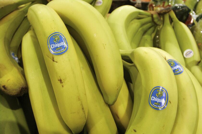 ARCHIVO - Plátanos de la compañía Chiquita Brands en una tienda de Heinen, en Bainbridge, Ohio, el 3 de agosto de 2005. (AP Foto/Amy Sancetta, Archivo)