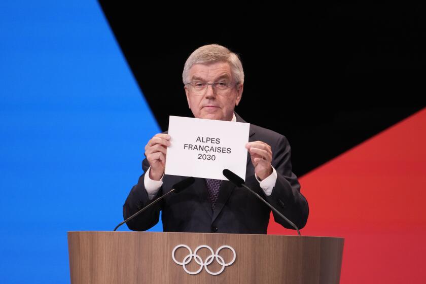 El presidente del COI, Thomas Bach, anuncia que los Alpes franceses serán la sede de los Juegos Olímpicos de Invierno en 2030, el 24 de julio de 2024, en París, Francia. (AP Foto/David Goldman)