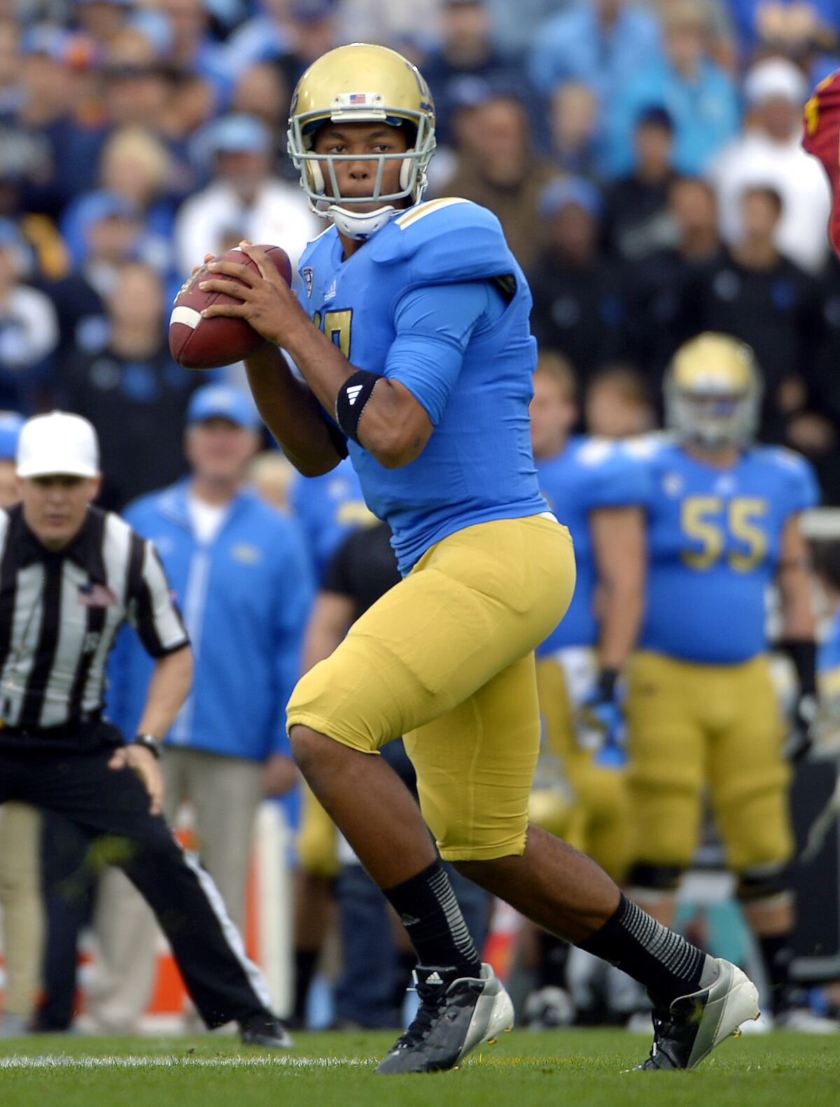 Le quart-arrière de l'UCLA Brett Hundley se prépare à passer