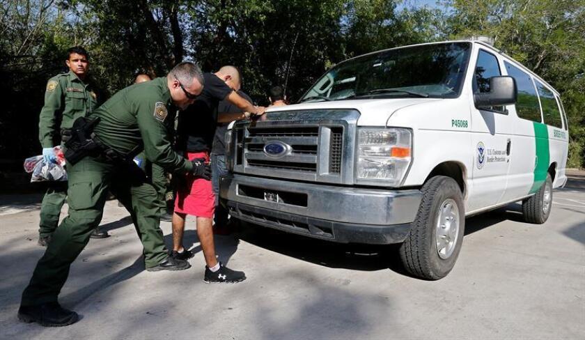 La Patrulla Fronteriza (CBP, por sus siglas en inglés) detuvo a 74 inmigrantes indocumentados que se encontraban escondido tras cruzar clandestinamente la frontera con México, informaron hoy las autoridades policiales. EFE/Archivo
