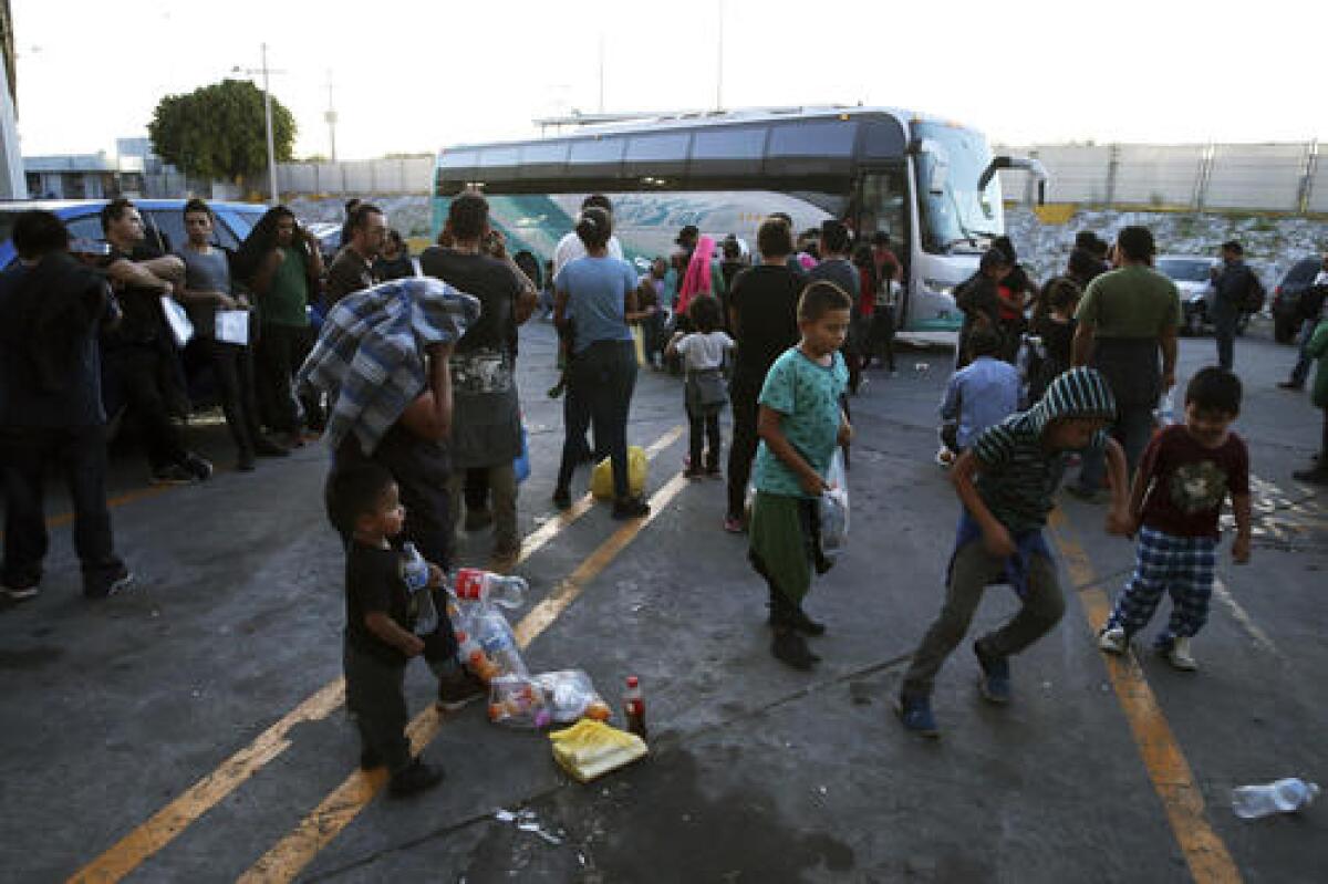 En esta imagen, tomada el 16 de julio de 2019, migrantes esperan en el exterior de un centro para migrantes en el Puente Internacional 1, antes de ser trasladados en bus desde Nuevo Laredo a Monterrey, en México. Los migrantes hicieron el viaje sabiendo los riesgos que podrían enfrentar en el estado de Tamaulipas, donde se sabe que grupos del crimen organizado extorsionaron, secuestraron y mataron a gente como ellos.