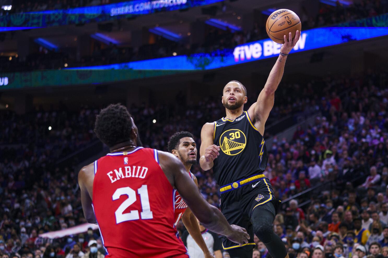 4th-quarter run powers Warriors to win over 76ers