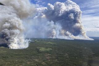 Esta fotografía proporcionada por el Servicio de Incendios Forestales de la Columbia Británica muestra una vista de un incendio cerca de Fort Nelson, Canadá, el lunes 13 de mayo de 2024. (Servicio de Incendios Forestales de la Columbia Británica /The Canadian Press vía AP)