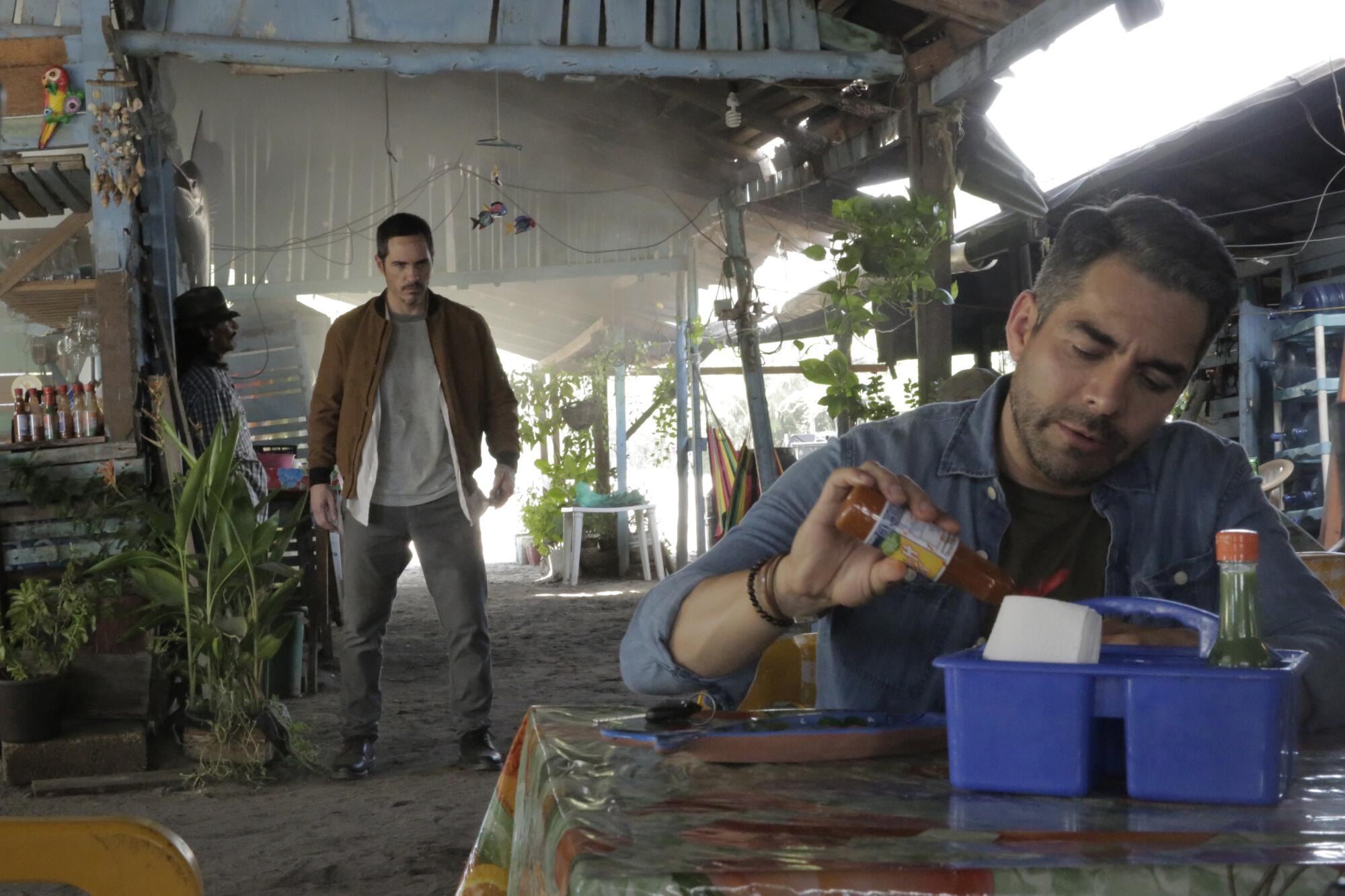 Omar Chaparro (der.) y Mauricio Ochmann en una escena de la nueva comedia “¿Y cómo es el?”