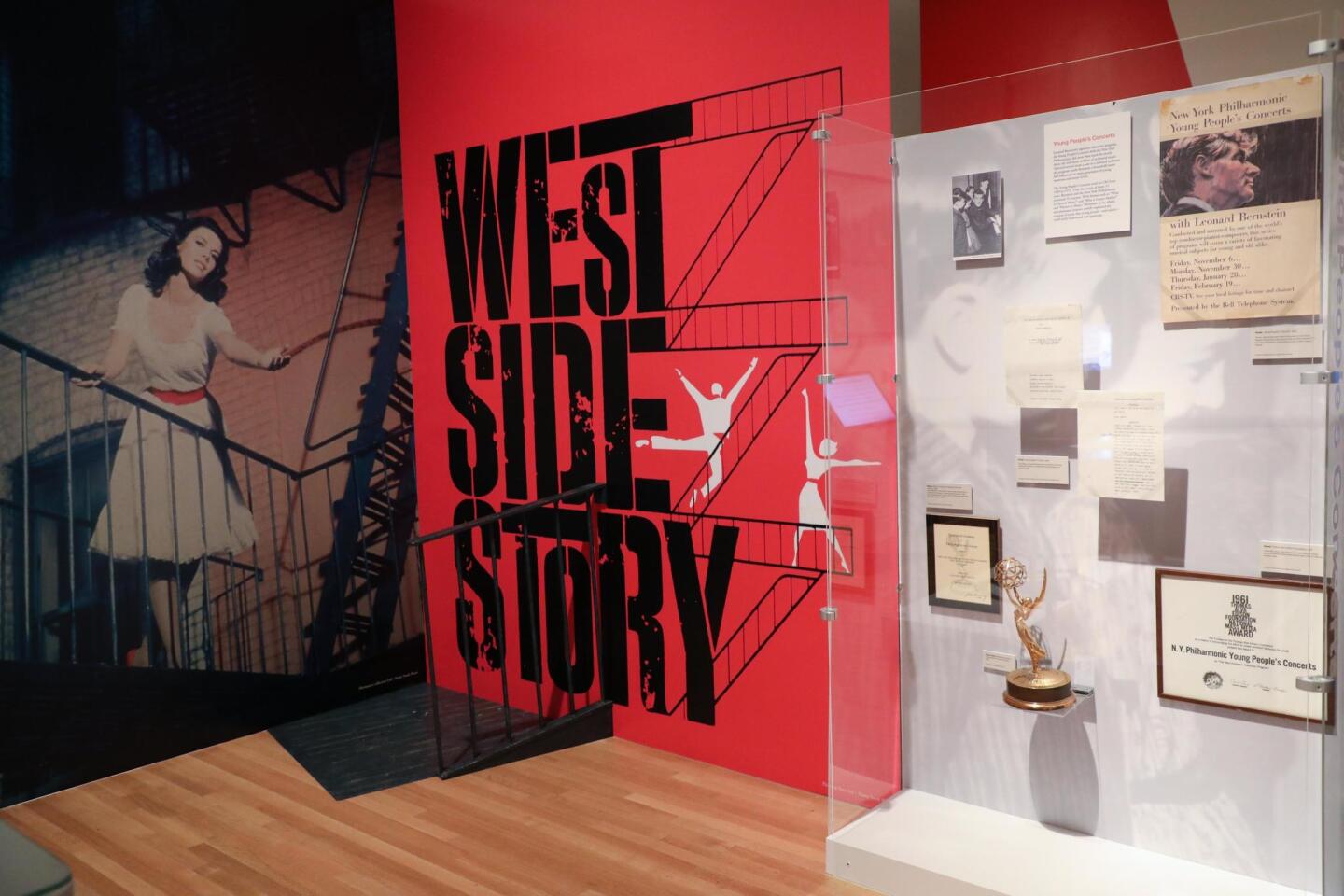 La exposición, que se inauguró en septiembre del año pasado en Washington y después se vio en Nueva York, concluye con una cabina donde el público puede acceder para cantar temas de "West Side Story".