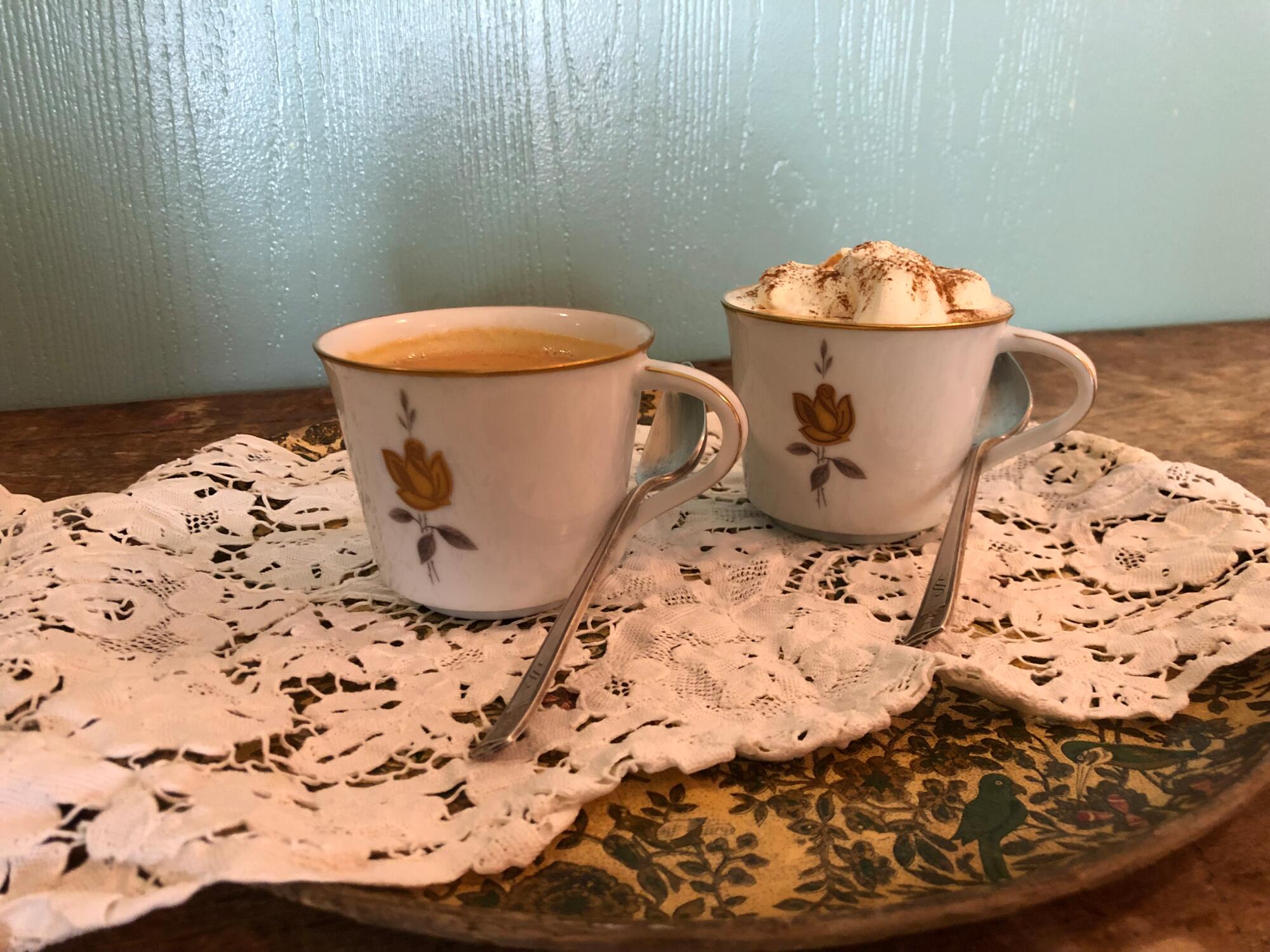 Dua cangkir kopi beradu.