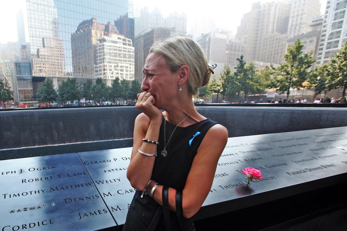 Carrie Bergonia, de Pennsylvania, observa el nombre de su prometido, el bombero Joseph Ogren, durante la ceremonia del 12vo aniversario de los atentados terroristas en Nueva York, realizados el 11 de septiembre de 2013.