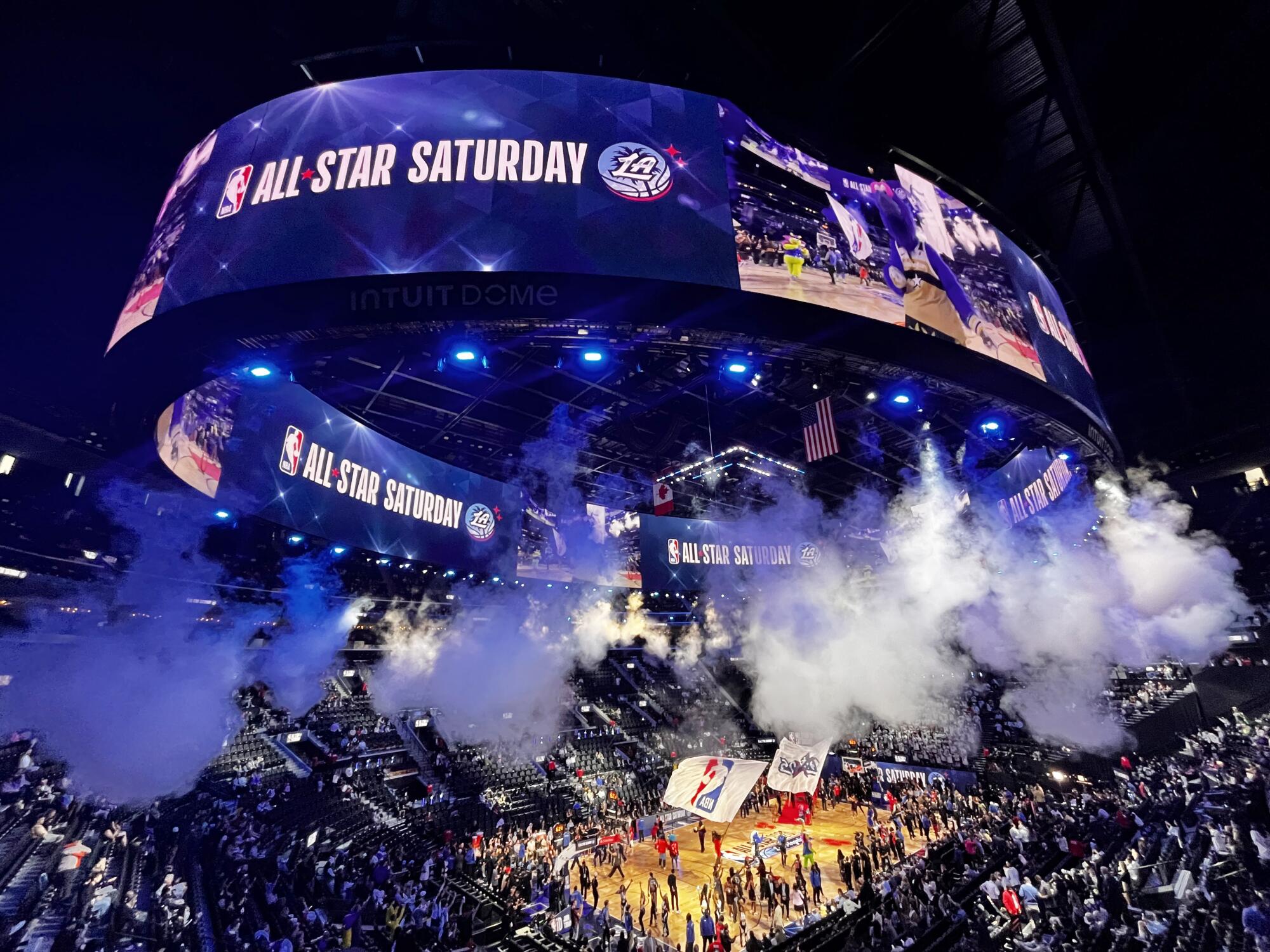 Cumartesi günü Inglewood'daki Intuit Dome'da oynanacak NBA All-Star etkinlikleri sırasında duman dolguları ve ışıklar kullanıldı.