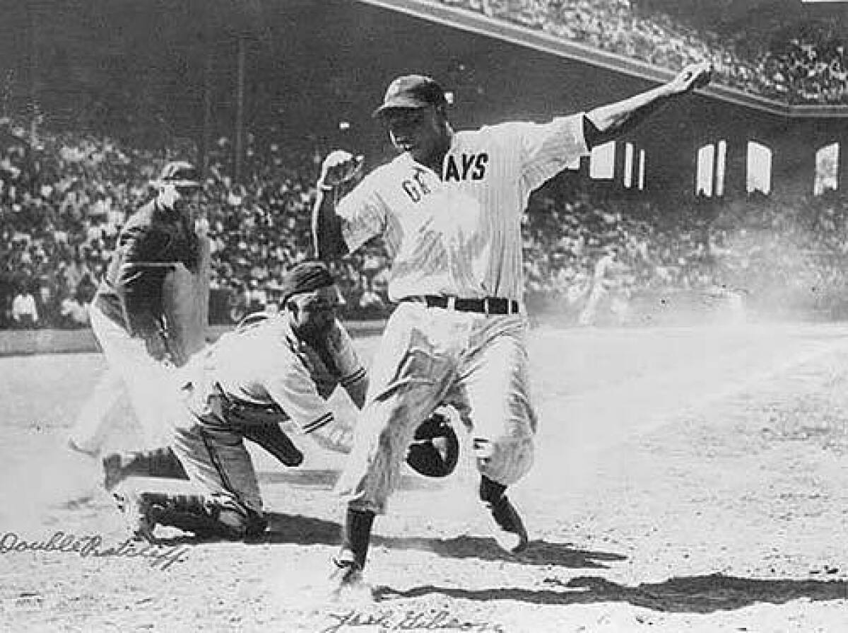 Former Negro League and current National League players stand News Photo  - Getty Images