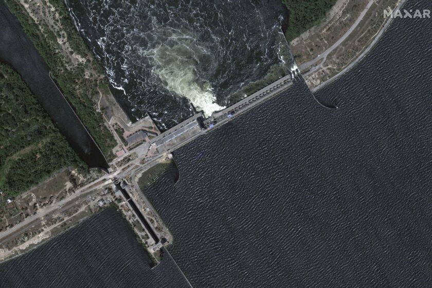 En esta imagen, distribuida por Maxar Technologies, se muestra la represa de Kakhovka antes de su derrumbe, en el sur de Ucrania, el 5 de junio de 2023. (Satellite image ©2023 Maxar Technologies via AP)