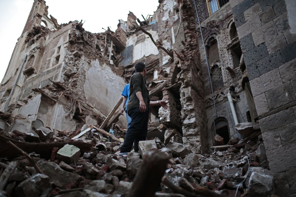 Yemeníes inspeccionan un edificio derrumbado en la ciudad vieja de Saná el 10 de agosto del 2022. Aguaceros torrenciales en el suroeste de Yemen y en la capital, Saná, han causado inundaciones repentinas y derrumbados viviendas, con un saldo de al menos 38 muertos en los últimos dos días, dijeron las autoridades el 11 de agosto. (AP Foto/Hani Mohammed)