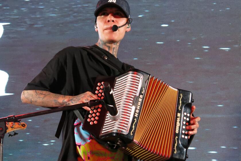 El rapero mexicano Santa Fe Klan canta en un concierto en la Ciudad de México el miércoles 27 de julio de 2022. (Foto AP/Berenice Bautista)