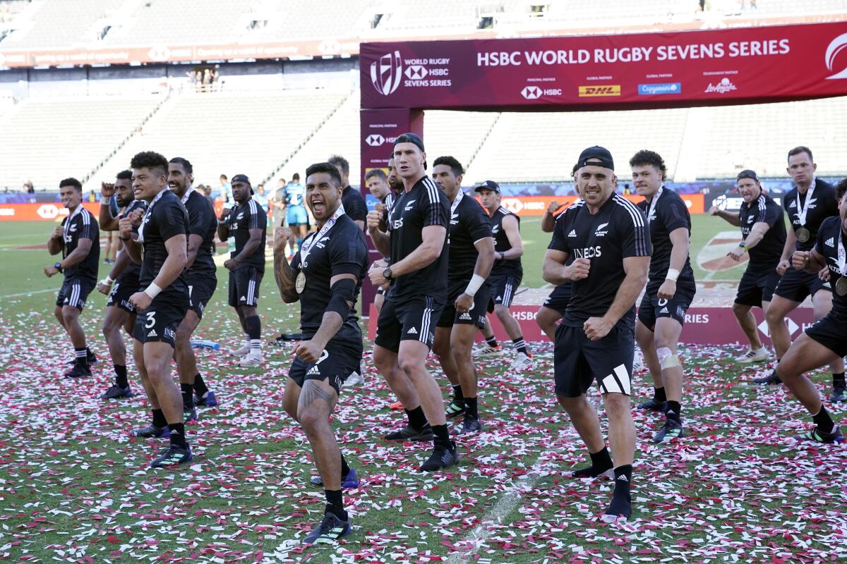 Why fans of Fiji's rugby sevens team are clutching this rare banknote during the Olympics - ABC News