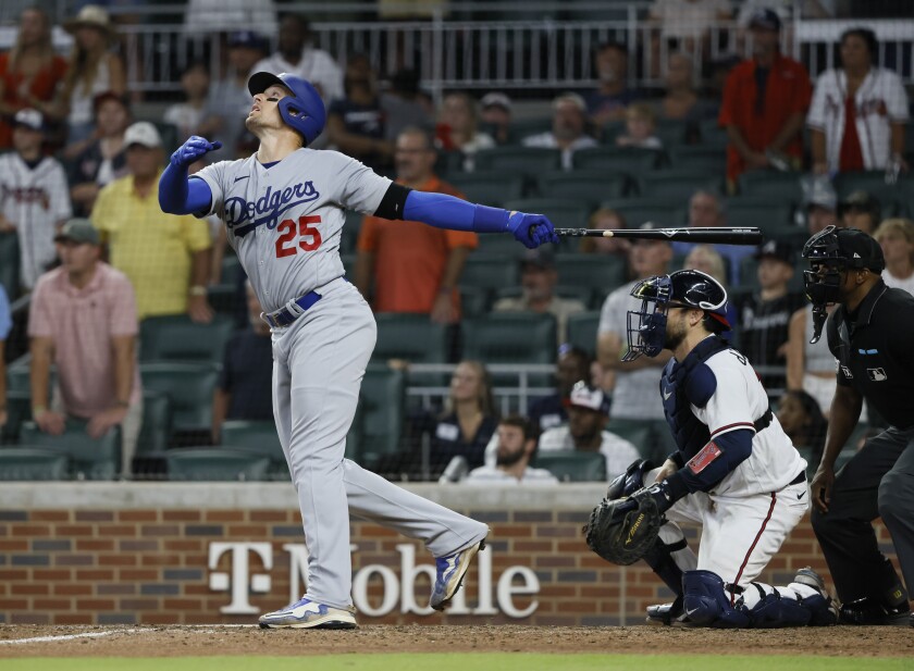 Trayce Thompson memukul single untuk Dodgers selama inning kesembilan hari Minggu melawan Braves.