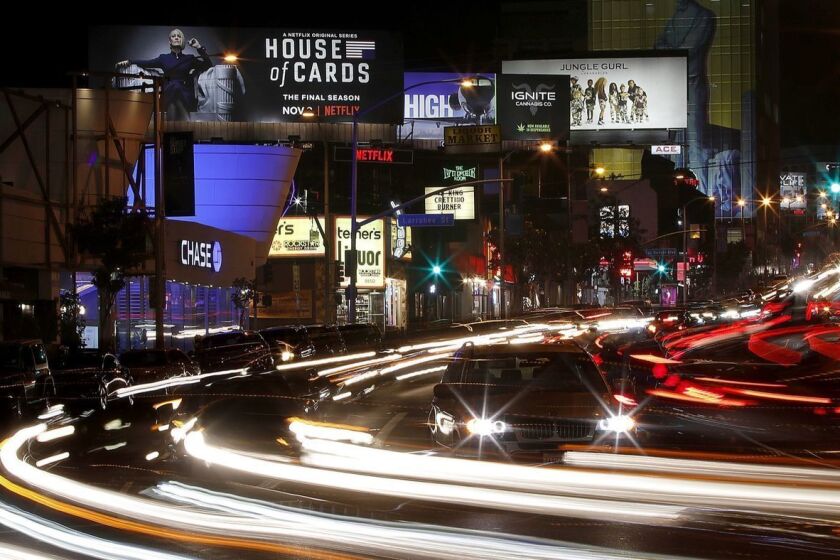 Un anuncio de la temporada final de “House of Cards” de Netflix aparece en una valla publicitaria propiedad de Netflix a lo largo del Sunset Strip en West Hollywood.