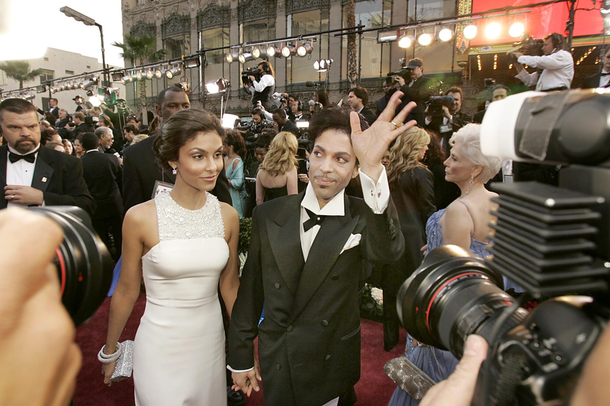 2005: Prince arrives at the Kodak Theatre with Manuela Testolini 