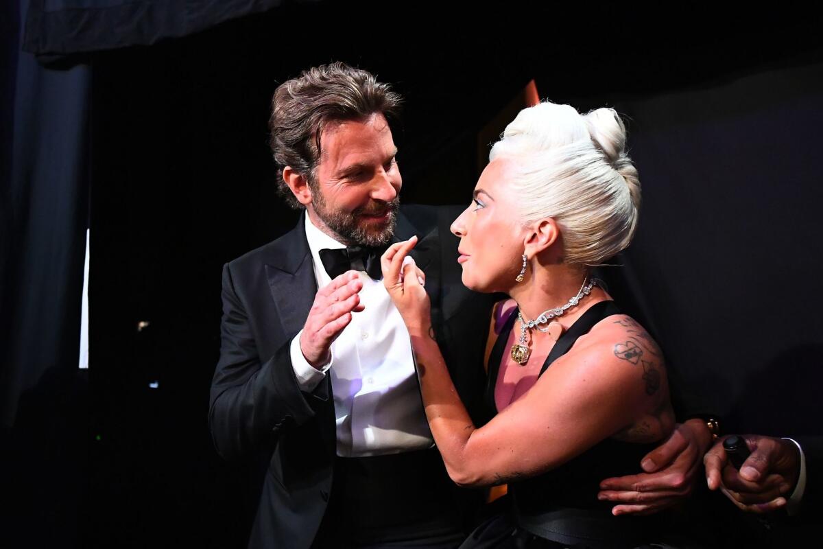 La cantante Lady Gaga y el actor Bradley Cooper en el 'backstage' de los Oscar.