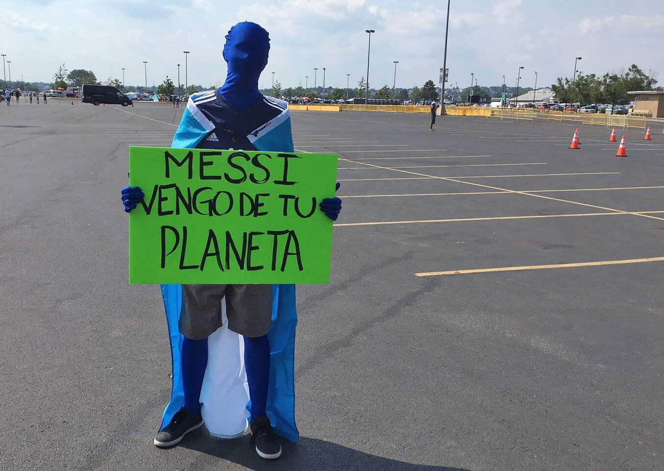 A supporter of Argentina holds a sign reading "Messi, I come from your planet" outside the Metlife stadium before the Copa America Centenario final match against Chile in East Rutherford, New Jersey, United States, on June 26, 2016. / AFP PHOTO / Daniel SLIMDANIEL SLIM/AFP/Getty Images ** OUTS - ELSENT, FPG, CM - OUTS * NM, PH, VA if sourced by CT, LA or MoD **