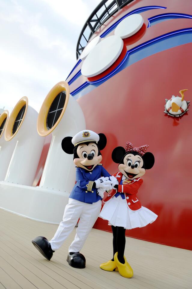 CAPTAIN MICKEY MOUSE AND FIRST MATE MINNIE MOUSE ON THE DISNEY DREAM