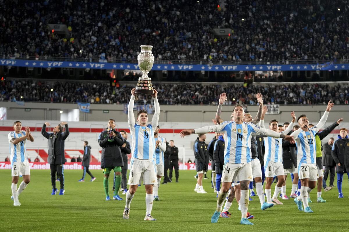 El delantero argentino Julián Álvarez alza el trofeo de la Copa América 2024 