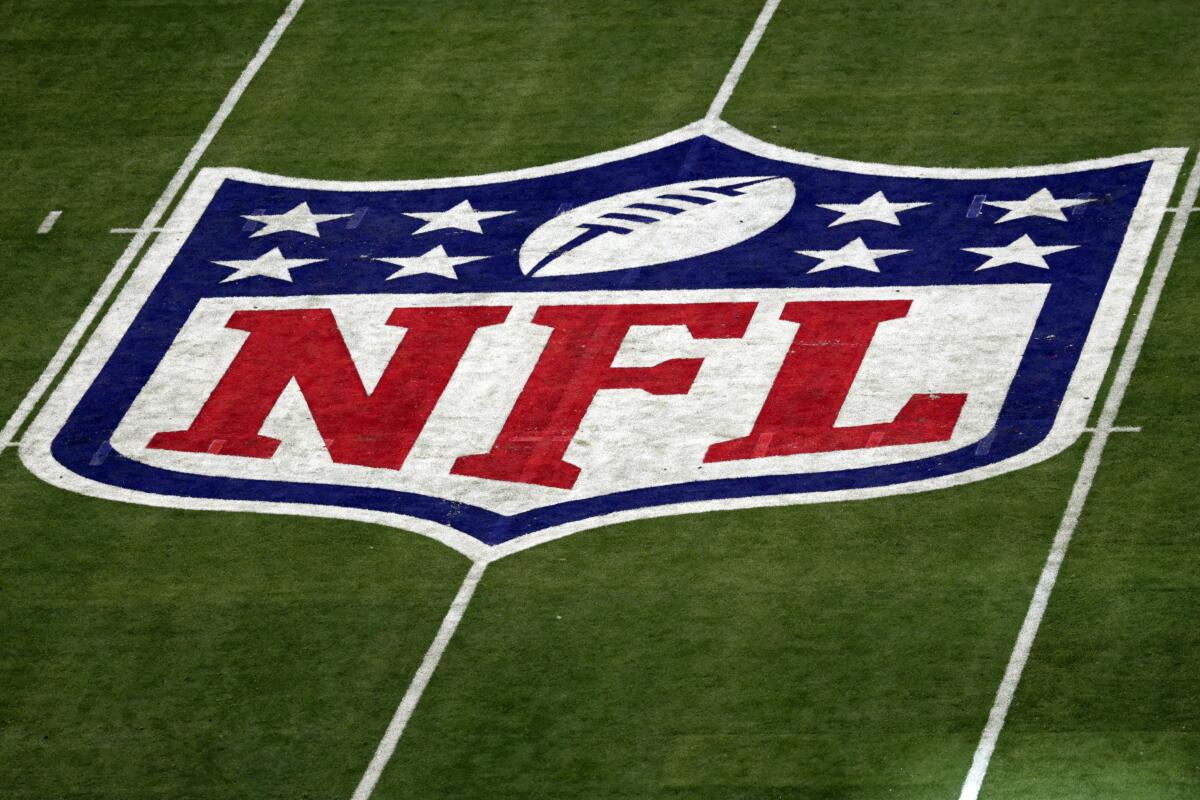 ARCHIVO - El logotipo de la NFL adorna el terreno antes del Super Bowl LVII, 