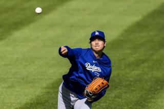 El japonés Shohei Ohtani, de los Dodgers de Los Ángeles, lanza una pelota antes de un juego ante los Nacionales de Washington, el martes 23 de abril de 2024 (AP Foto/Alex Brandon)