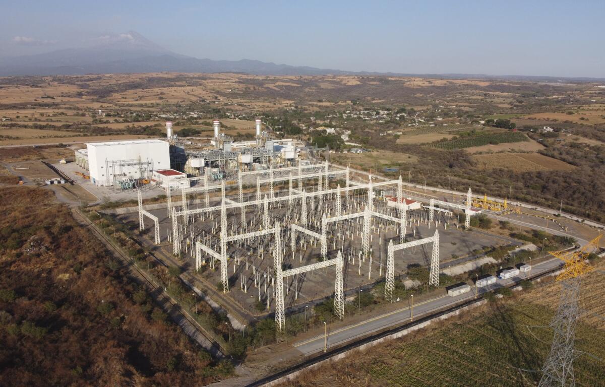 ARCHIVO - Esta fotografía de archivo del 22 de febrero de 2020 muestra a una planta generadora 