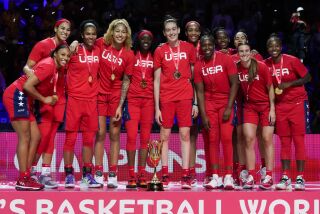 Estados Unidos festeja su cuarta medalla de oro consecutiva en el Mundial femenino de básquet tras vencer a China en la final, en Sydney, Australia, sábado 1 de octubre de 2022. (AP Foto/Mark Baker)