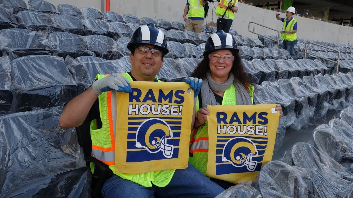 Aficionados de Rams y Chargers visitan el nuevo estadio en Inglewood.