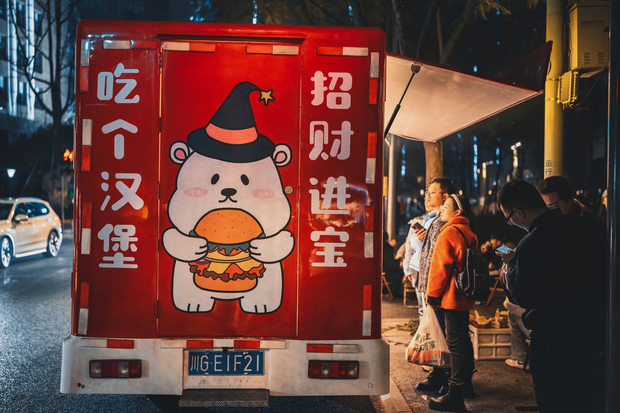 Çin gece pazarında yemek kamyonu