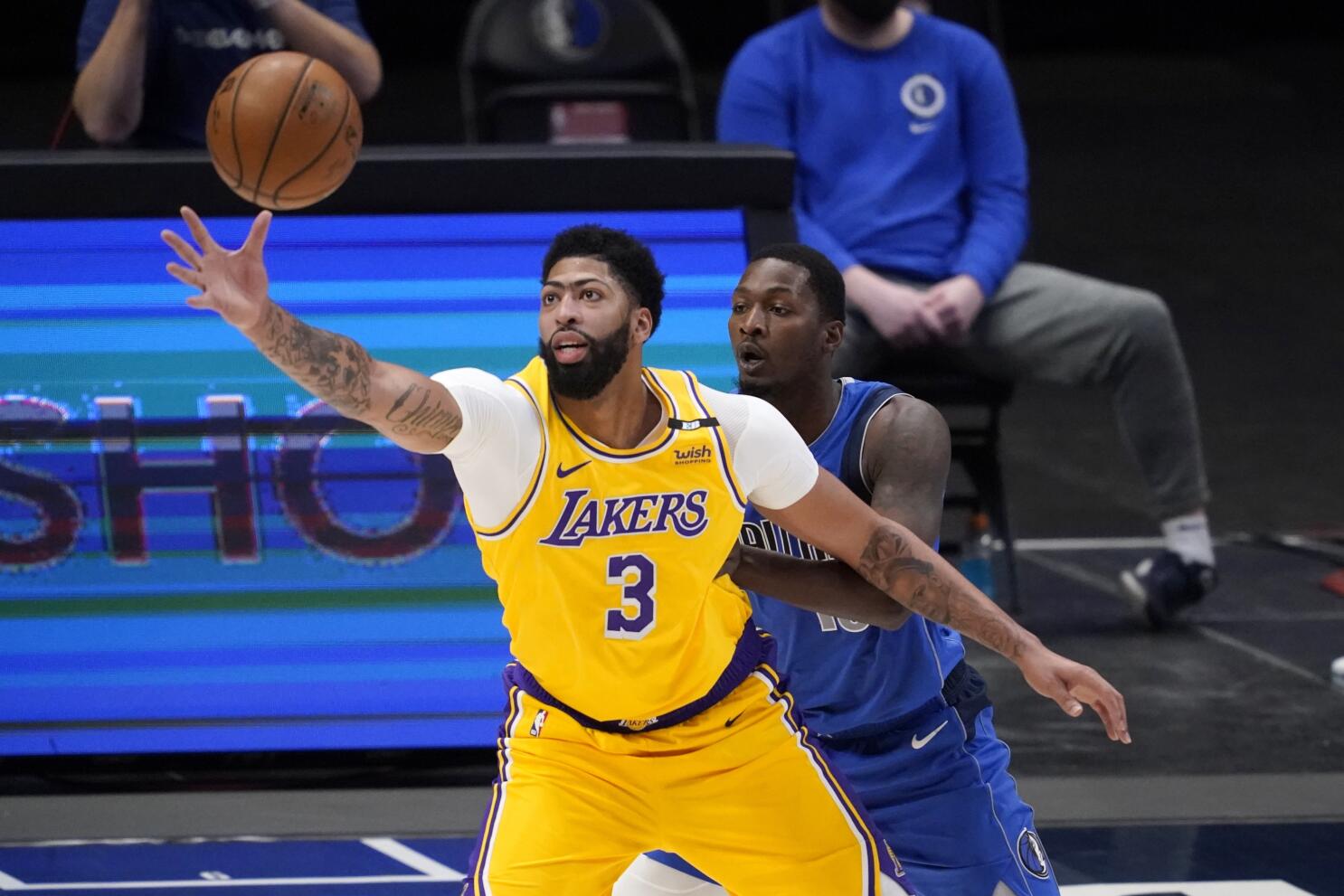 Anthony Davis returns to Lakers lineup vs. Mavs on minutes