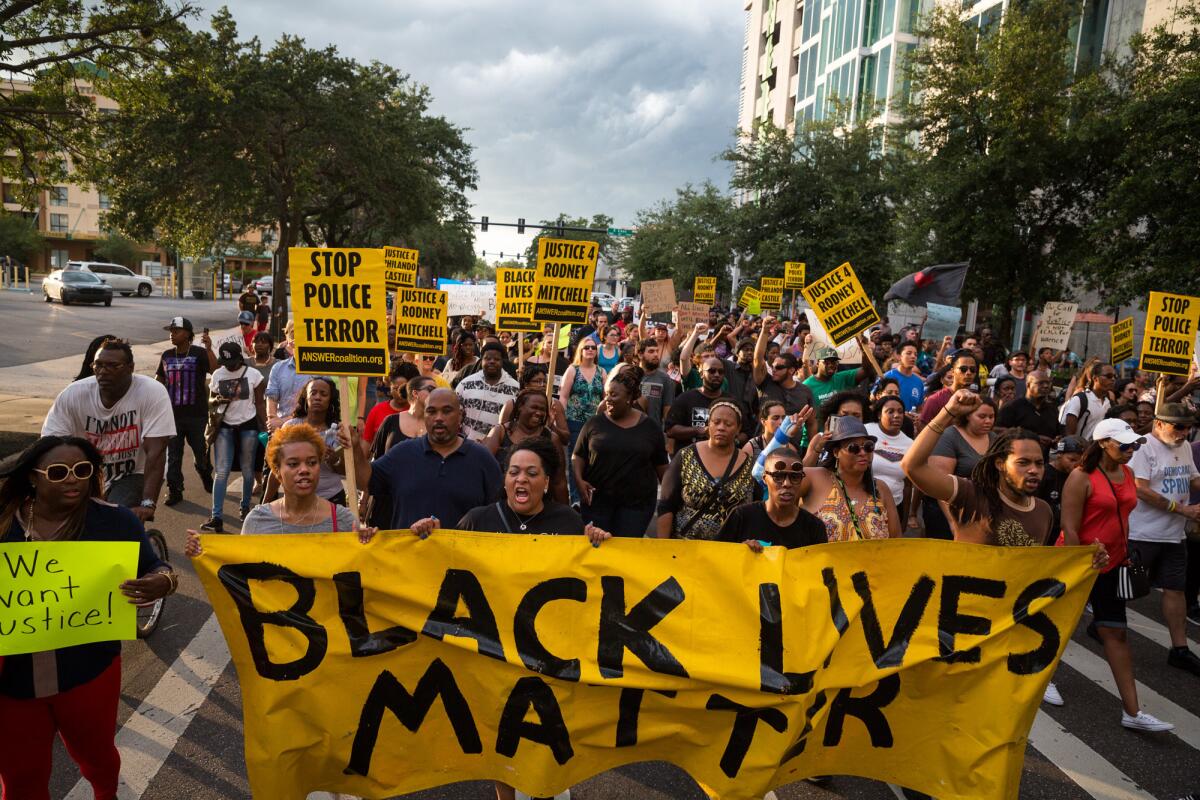 Numerosas personas del movimiento Black Lives Matter (Las vidas de los negros importan) protestan en el centro de Tampa el lunes 11 de julio de 2015 por las muertes de Alton Sterling y Philando Castile a manos de la policía, en incidentes ocurridos la semana anterior. (Loren Elliott/Tampa Bay Times vía AP)