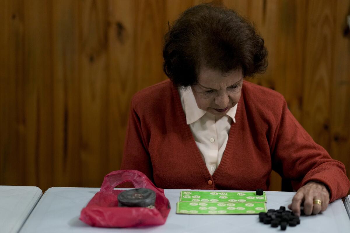 Mercedes Villafane, de 80 años, juega al bingo en el centro para jubilados Caballito y Villa Crespo, 
