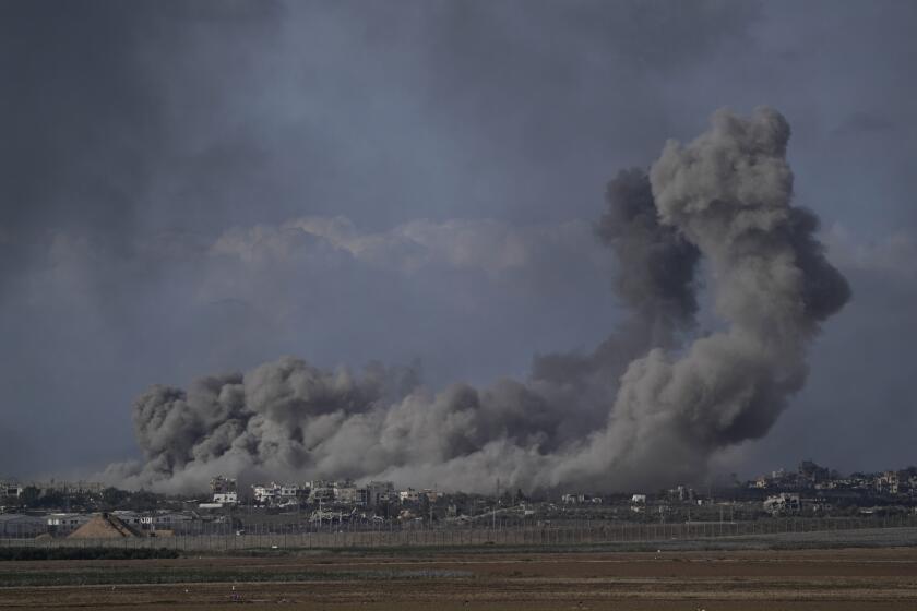 Una nube de humo se alza de la Franja de Gaza luego de un ataque israelí el sábado 9 de diciembre de 2023. (AP Foto/Leo Correa)