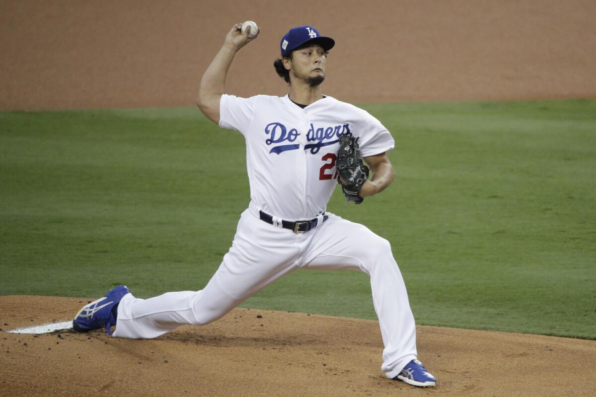 ARCHIVO - En esta foto de archivo del 1 de noviembre de 2017, el japonés Yu Darvish, de los Dodgers de Los Ángeles, realiza un lanzamiento ante los Astros de Houston en el séptimo juego de la Serie Mundial.