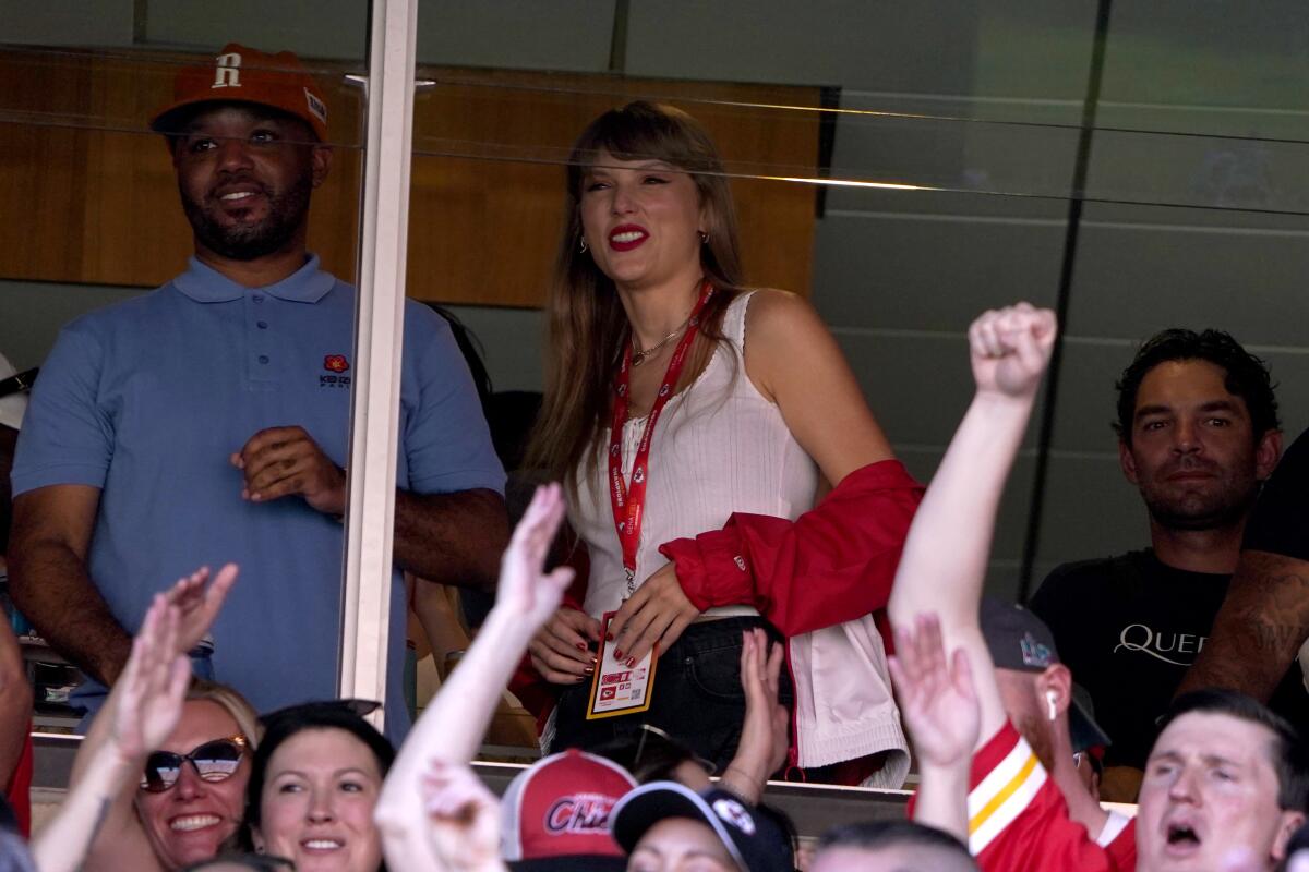 Taylor Swift observa desde un palco del estadio Arrowhead durante la primera mitad 