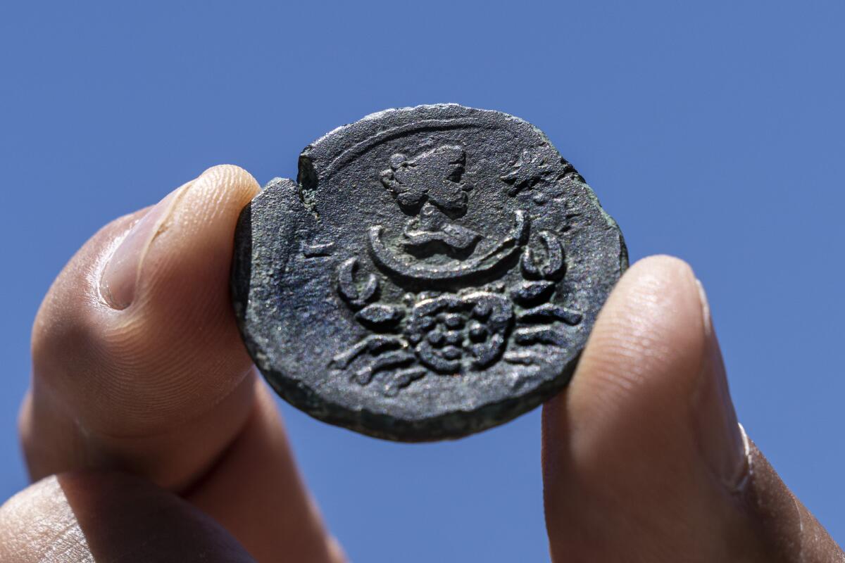 La foto muestra una cara de una moneda de bronce de hace casi 1.850 años 