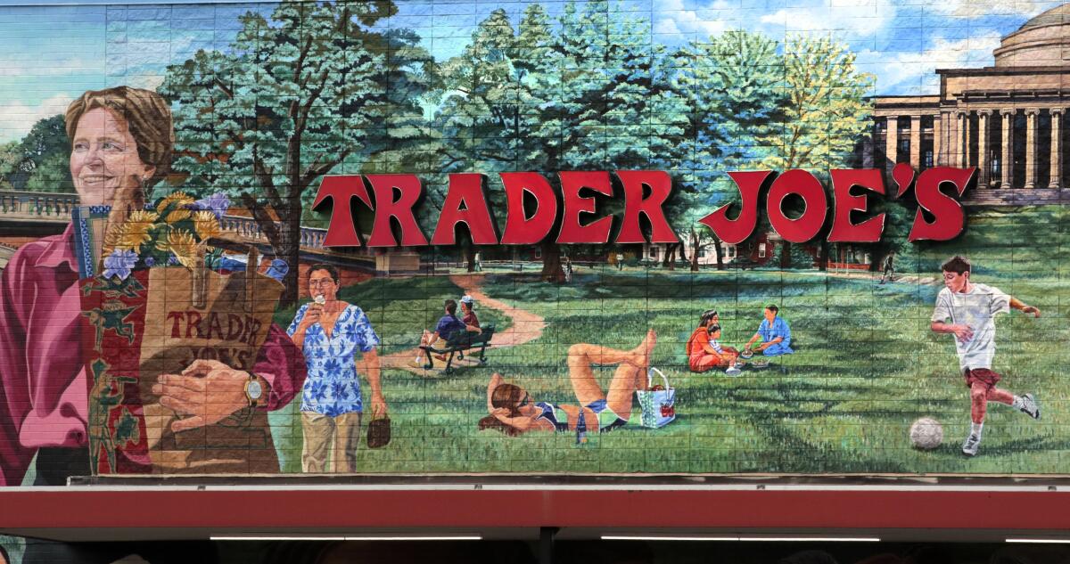 Esta fotografía de archivo del 13 de agosto de 2019 muestra el logo de Trader Joe's 