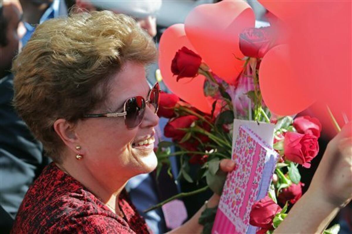 La ex presidenta brasileña Dilma Rousseff, quien fue expulsada del cargo, recibe flores y regalos de partidarios al dejar la residencia presidencial, el Palacio Alvorada, el martes 6 de septiembre de 2016, en Brasilia.