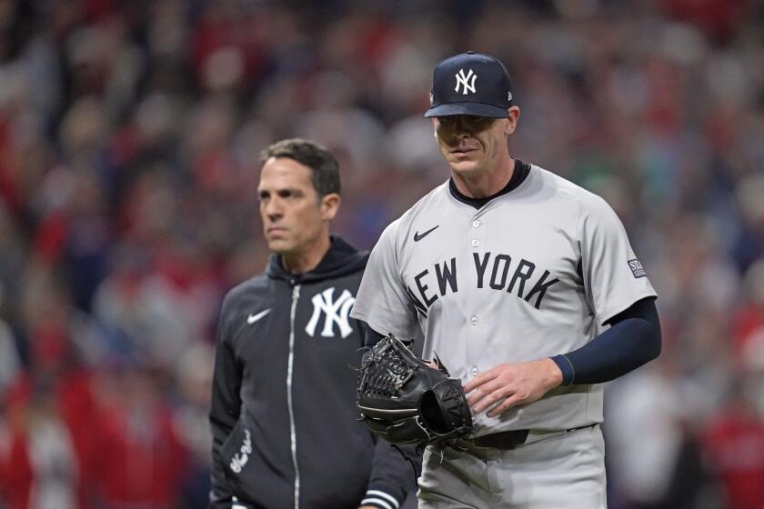 Ian Hamilton, relevista de los Yankees de Nueva York, se marcha del tercer juego de la Serie de Campeonato de la Liga Americana ante los Guardianes de Cleveland, el jueves 17 de octubre de 2024 (AP Foto/Godofredo Vásquez )