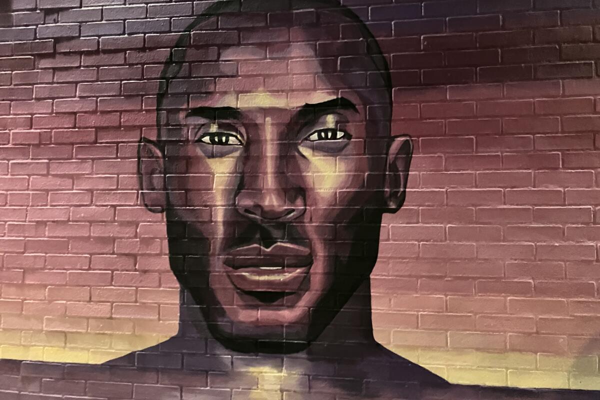 Ein Wandgemälde in der Melrose Ave. ehrt Kobe Bryant.