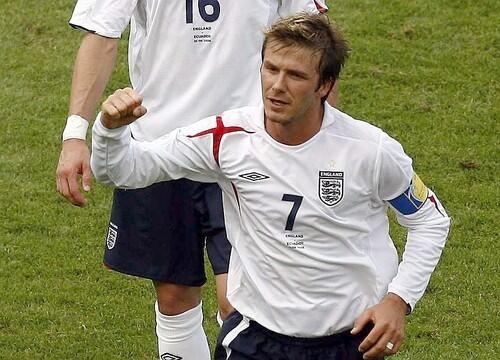 English midfielder David Beckham celebra