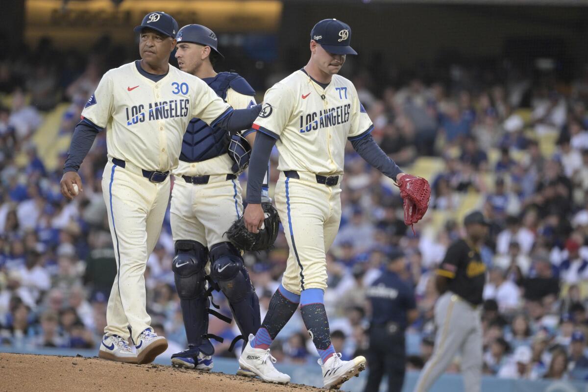 Austin Barnes, centro, de los Dodgers de Los Ángeles, 