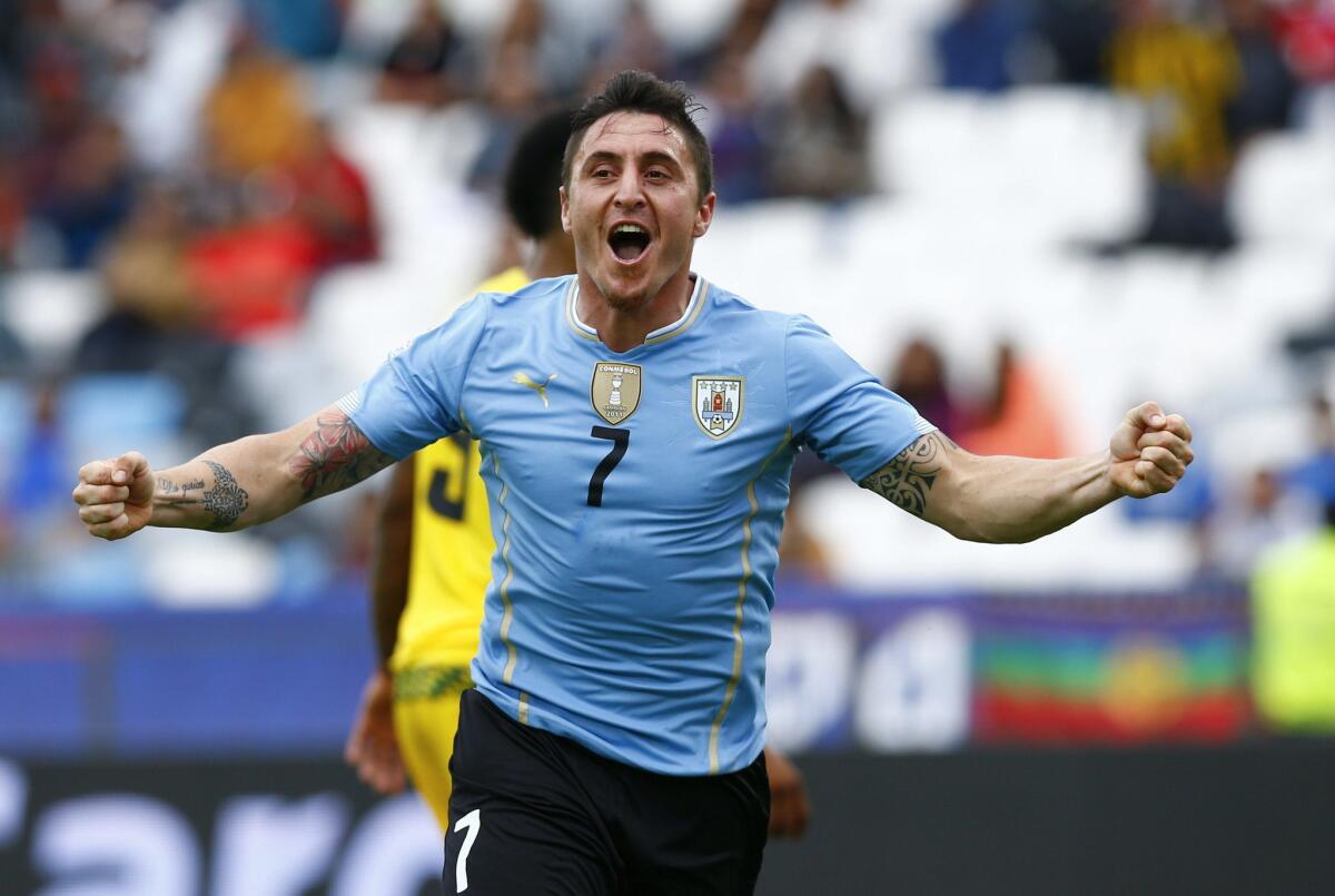 El centrocampista uruguayo Cristian Rodríguez celebra su gol, primero del equipo, durante el partido Uruguay-Jamaica, del Grupo B de la Copa América de Chile 2015, en el Estadio Regional Calvo y Bascuñán de Antofagasta, Chile, hoy 13 de junio de 2015.