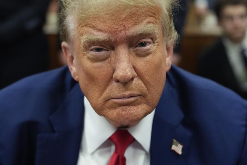 El expresidente Donald Trump espera el inicio de un día más de su juicio en el tribunal de Manhattan, el lunes 6 de mayo de 2024, en Nueva York. (Foto AP/Julia Nikhinson, Pool)