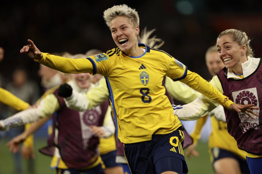 La sueca Lina Hurtig celebra tras la victoria por ante Estados Unidos en los octavos de final del Mundial femenino, el domingo 6 de agosto de 2023, en Melbourne, Australia. (AP Foto/Hamish Blair)