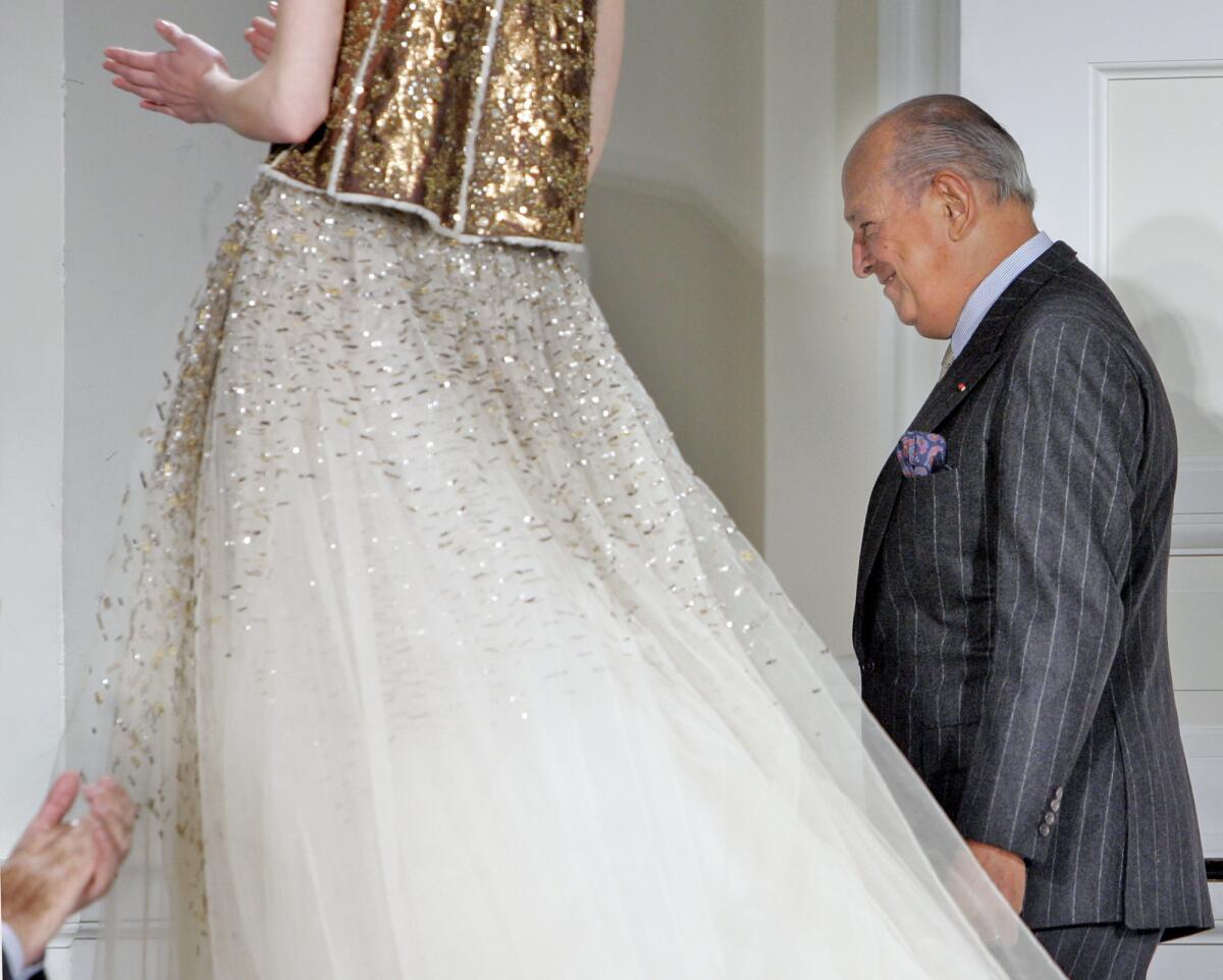 Late designer Oscar de la Renta is applauded after the presentation of his fall 2008 collection during Fashion Week in New York in this February 4 2008, file photo. He died on October 20, 2014, at 82.