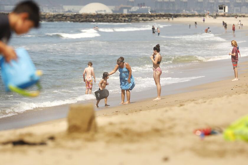 SEAL BEACH-CA-MAY 21, 2020: Beach goers enjoy a day at Seal Beach while social distancing on Thursday, May 21, 2020, as the city of Seal Beach extends the hours they are open. (Christina House / Los Angeles Times)