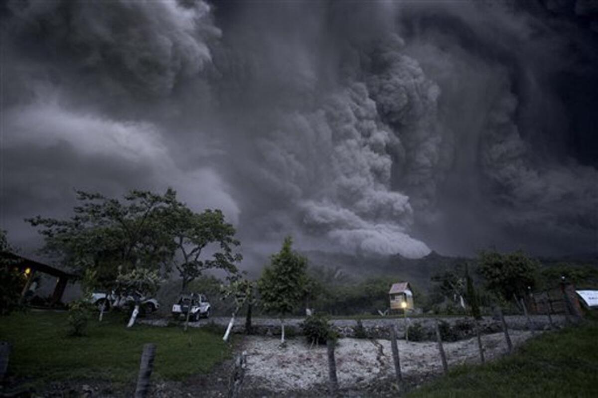 En esta imagen del 10 de julio de 2015, nubes de ceniza llenan el cielo tras una erupciÛn del volc·n Colima, conocido como el Volc·n de Fuego, cerca de la localidad de Comala, en mÈxico. El volc·n expulsÛ ceniza a m·s de 4 millas (7 kilÛmetros) de altura y algo de lava. Las autoridades establecieron un perÌmetro de seguridad de 5 kilÛmetros (3 millas) en torno al pico. (AP Foto/Sergio Tapiro Velasco)