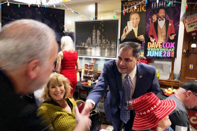 Mike García, aspirante republicano a un escaño en la Cámara de Representantes, saluda a algunos partidarios durante un acto en Simi Valley, California, el 28 de enero del 2020. (AP Photo/Michael Blood)